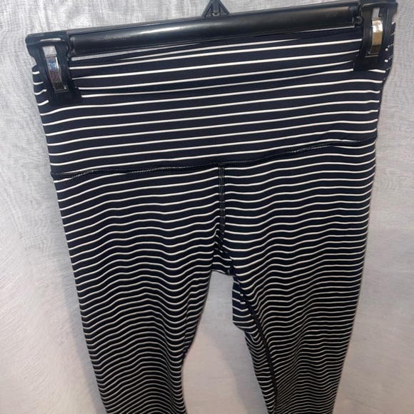 #43 Lululemon Wunder Under Pant
Parallel Stripe Black White / Black Sz 6 - Picture 10 of 12